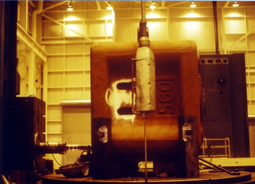 The ram of the 560 being machined. Compare this to the lathe work depicted on the 2 Yuan note used for this series' logo. Vulcan routinely machined large pieces, so large that it was possible in some cases for the machinist to sit on top of the piece being machined.